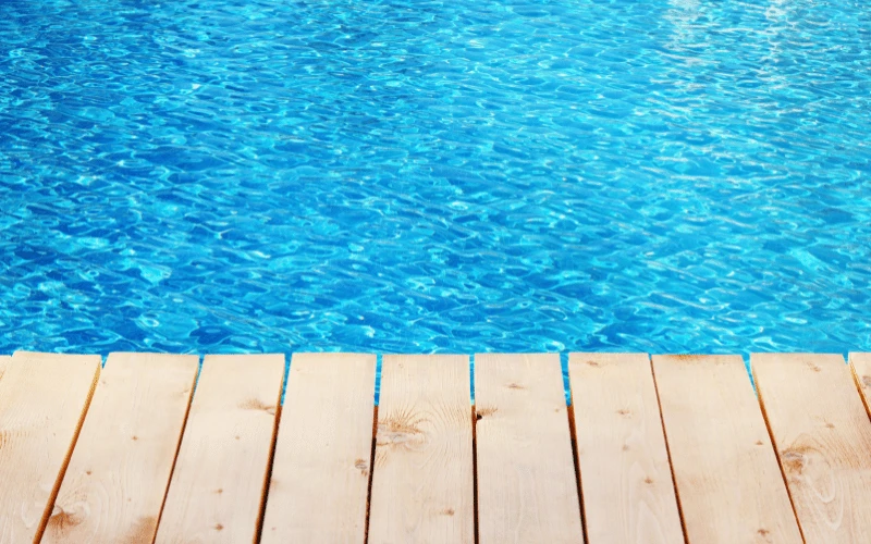 Schwimmbadbau-Oberosterreich-Gartenpool-mit-Sonnendeck-1 Poolbau Regau